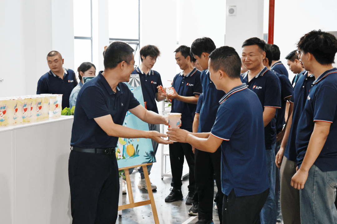 战高温 送清凉 | AG旗舰厅工会开展员工关怀活动
